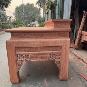 bên ngang bàn thờ nhị cấp